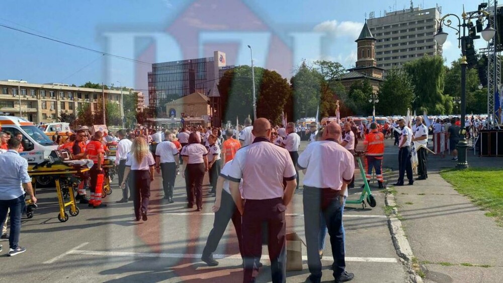 Rafila și alți politicieni, huiduiți la Ziua Națională a Ambulanței în Iași. Reacția ministrului Sănătății - Imaginea 5