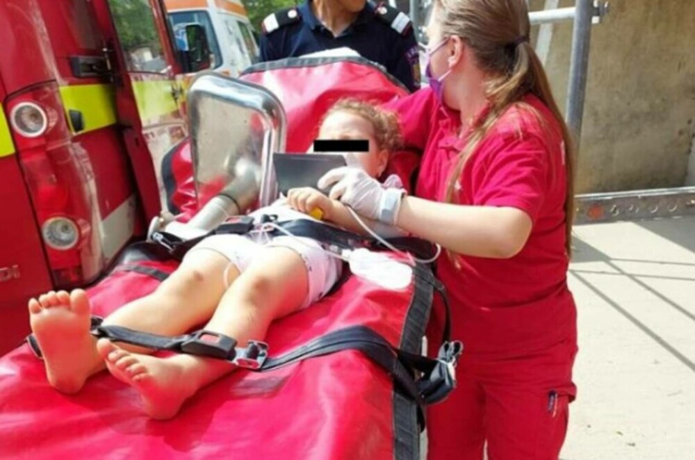 O fetiță de patru ani a rămas cu trei degete distruse după ce și-a prins mâna în tocătorul electric - Imaginea 3