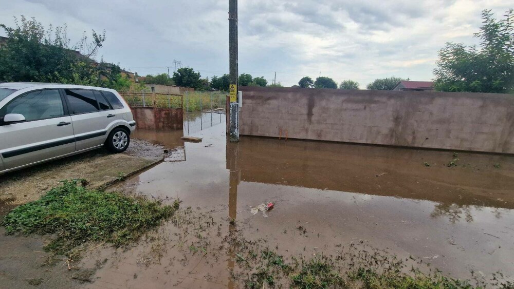 Curţi inundate în urma unei ploi torenţiale, în Constanța. Mai multe localităţi, sub cod portocaliu de furtuni | GALERIE FOTO - Imaginea 11