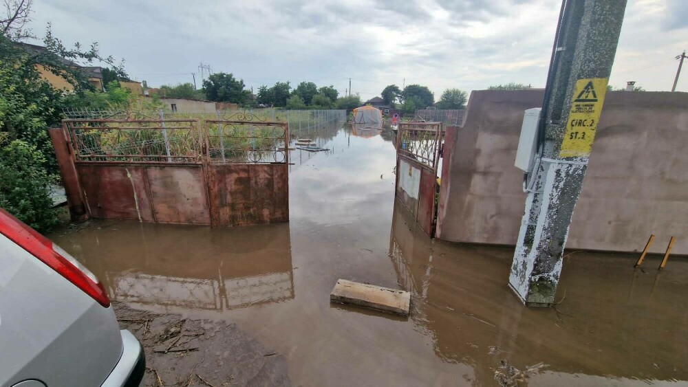 Curţi inundate în urma unei ploi torenţiale, în Constanța. Mai multe localităţi, sub cod portocaliu de furtuni | GALERIE FOTO - Imaginea 7