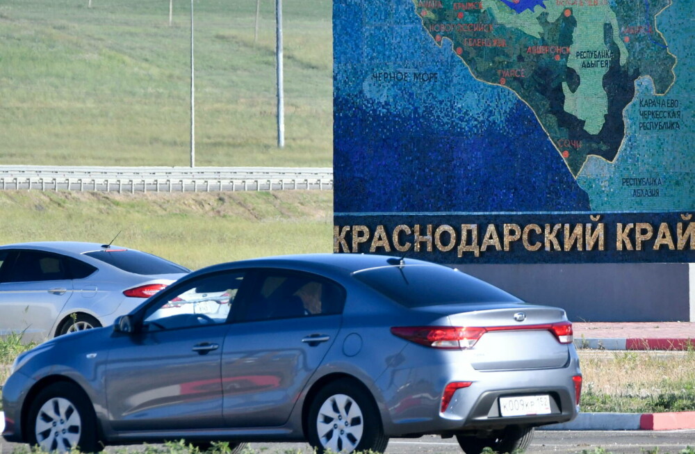 Nu e războiul lor. Zeci de mii de turiști ruși au blocat Podul Kerci, în drumul lor spre mare, în Crimeea GALERIE FOTO - Imaginea 5