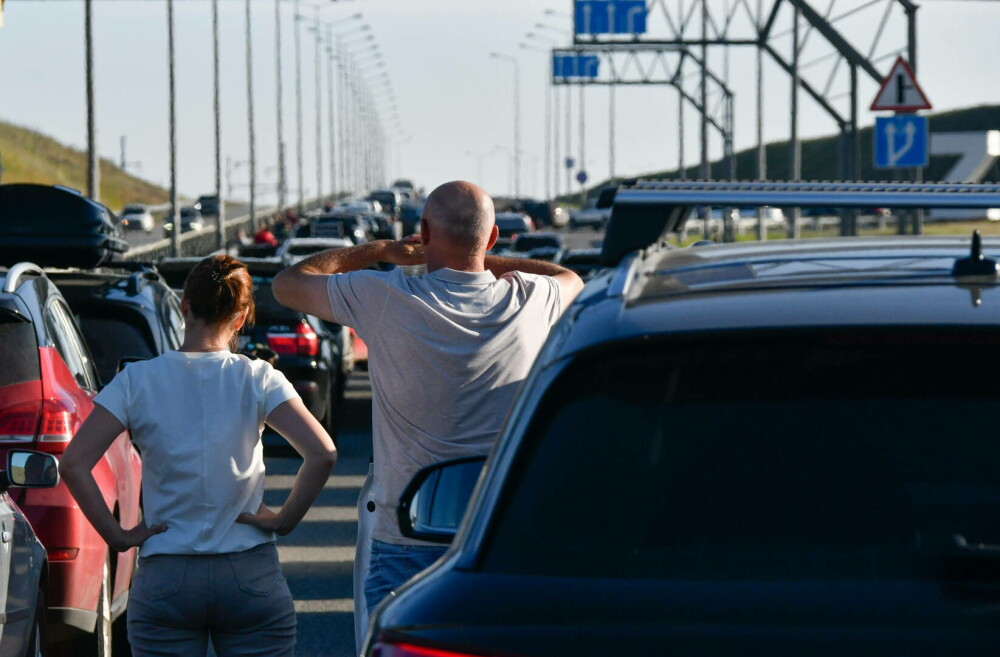 Nu e războiul lor. Zeci de mii de turiști ruși au blocat Podul Kerci, în drumul lor spre mare, în Crimeea GALERIE FOTO - Imaginea 6