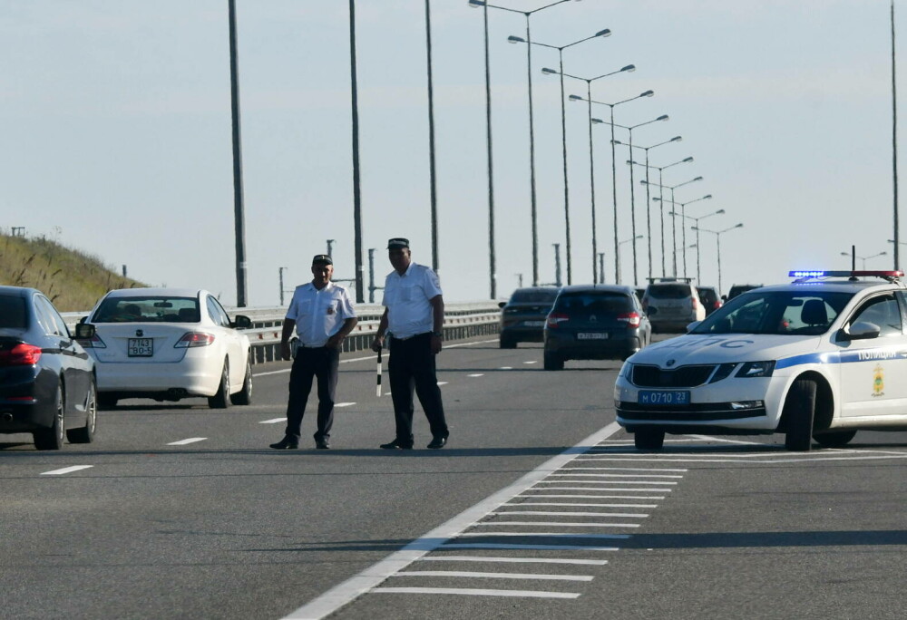 Nu e războiul lor. Zeci de mii de turiști ruși au blocat Podul Kerci, în drumul lor spre mare, în Crimeea GALERIE FOTO - Imaginea 9
