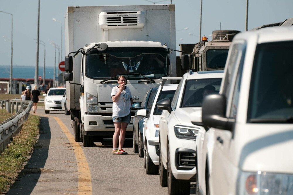 Nu e războiul lor. Zeci de mii de turiști ruși au blocat Podul Kerci, în drumul lor spre mare, în Crimeea GALERIE FOTO - Imaginea 24