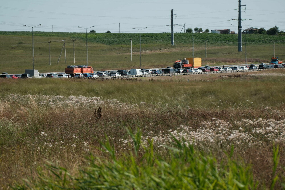 Nu e războiul lor. Zeci de mii de turiști ruși au blocat Podul Kerci, în drumul lor spre mare, în Crimeea GALERIE FOTO - Imaginea 26