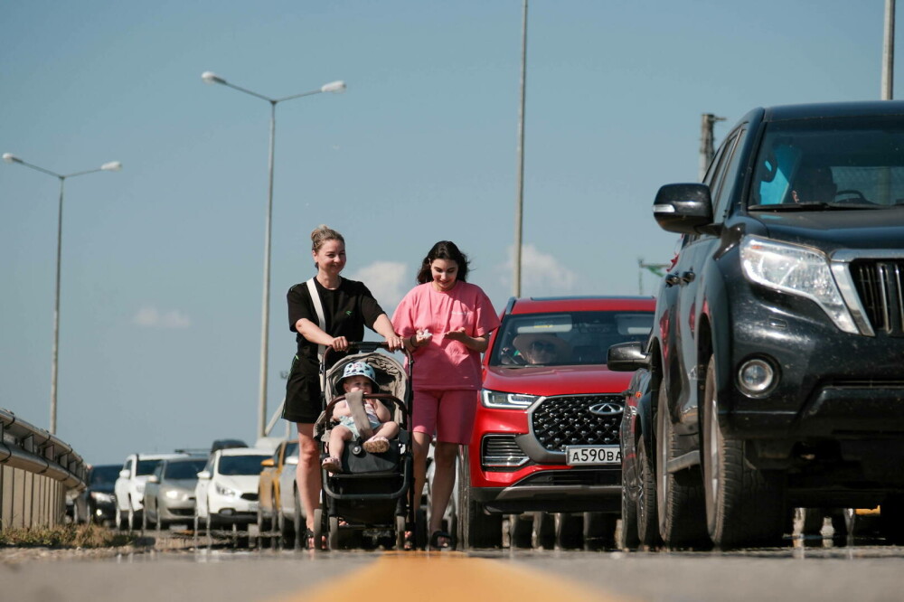 Nu e războiul lor. Zeci de mii de turiști ruși au blocat Podul Kerci, în drumul lor spre mare, în Crimeea GALERIE FOTO - Imaginea 27