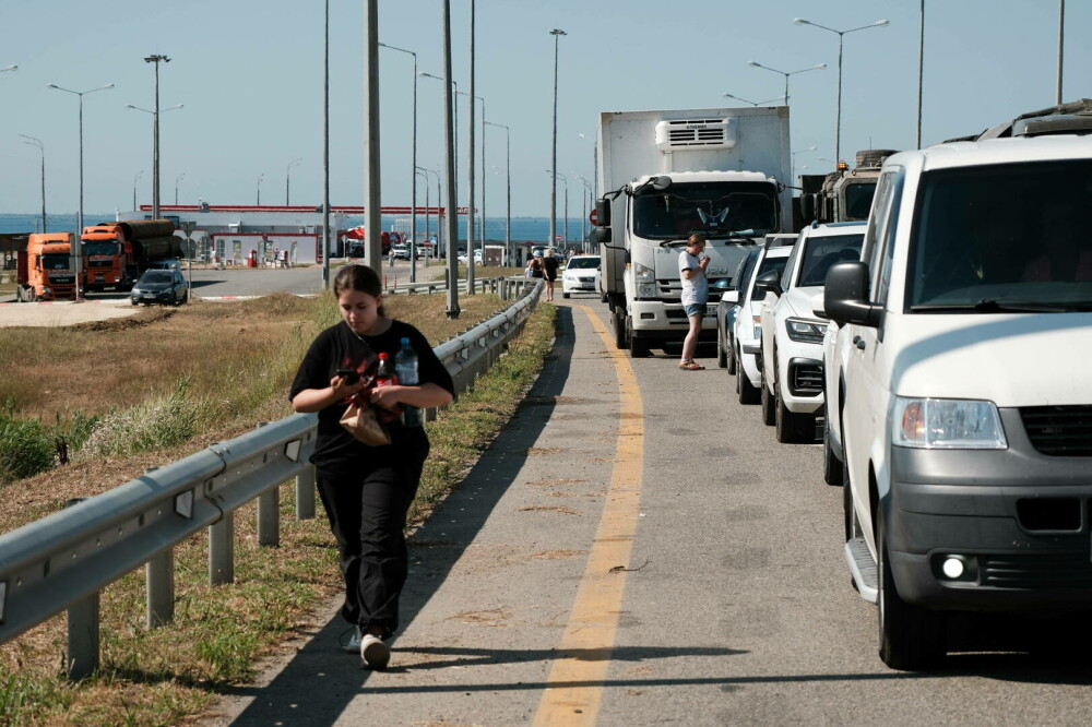 Nu e războiul lor. Zeci de mii de turiști ruși au blocat Podul Kerci, în drumul lor spre mare, în Crimeea GALERIE FOTO - Imaginea 28