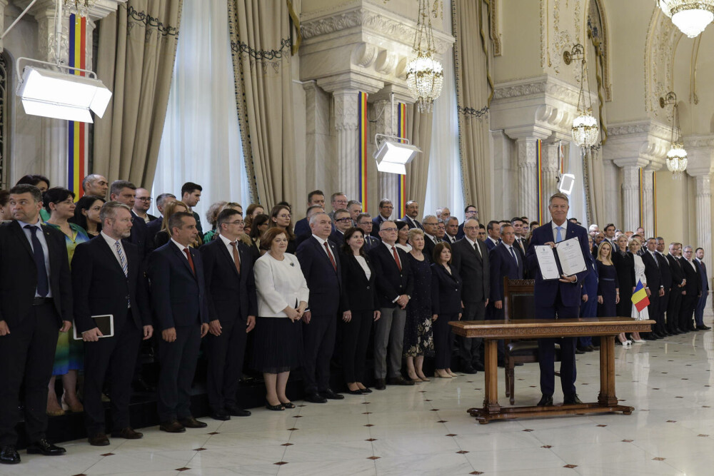 Legile Educaţiei, promulgate cu mare fast de preşedintele Klaus Iohannis, în prezența a aproape 120 de invitați la Cotroceni - Imaginea 2