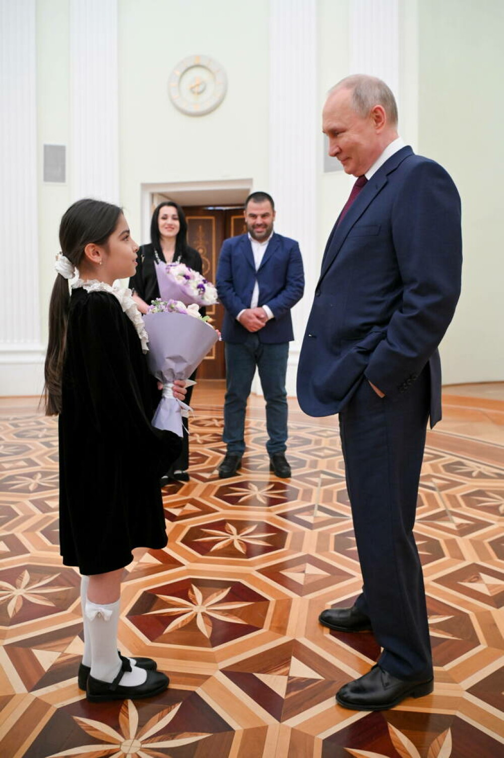 Vladimir Putin vrea să fie un „lider popular”. Motivul pentru care președintele rus s-a întâlnit cu o copilă de 8 ani | FOTO - Imaginea 4