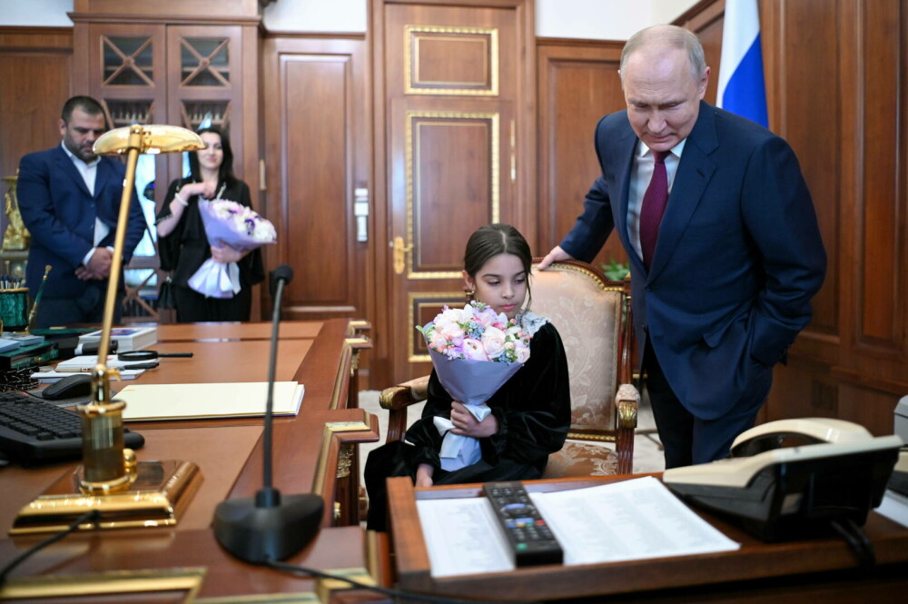 Vladimir Putin vrea să fie un „lider popular”. Motivul pentru care președintele rus s-a întâlnit cu o copilă de 8 ani | FOTO - Imaginea 2