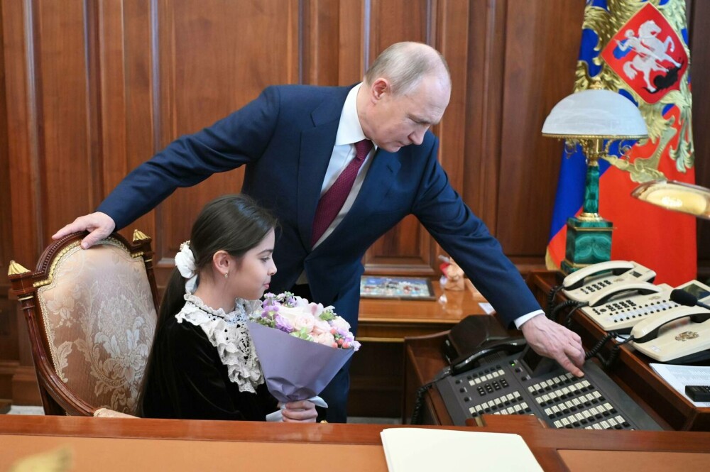 Vladimir Putin vrea să fie un „lider popular”. Motivul pentru care președintele rus s-a întâlnit cu o copilă de 8 ani | FOTO - Imaginea 3