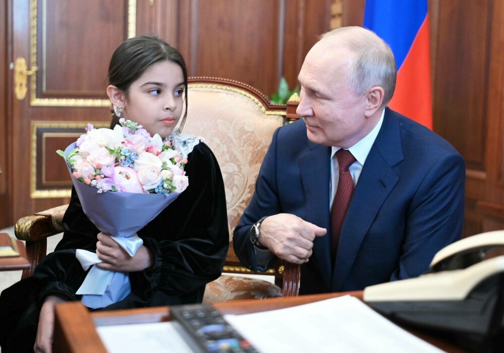 Vladimir Putin vrea să fie un „lider popular”. Motivul pentru care președintele rus s-a întâlnit cu o copilă de 8 ani | FOTO - Imaginea 1