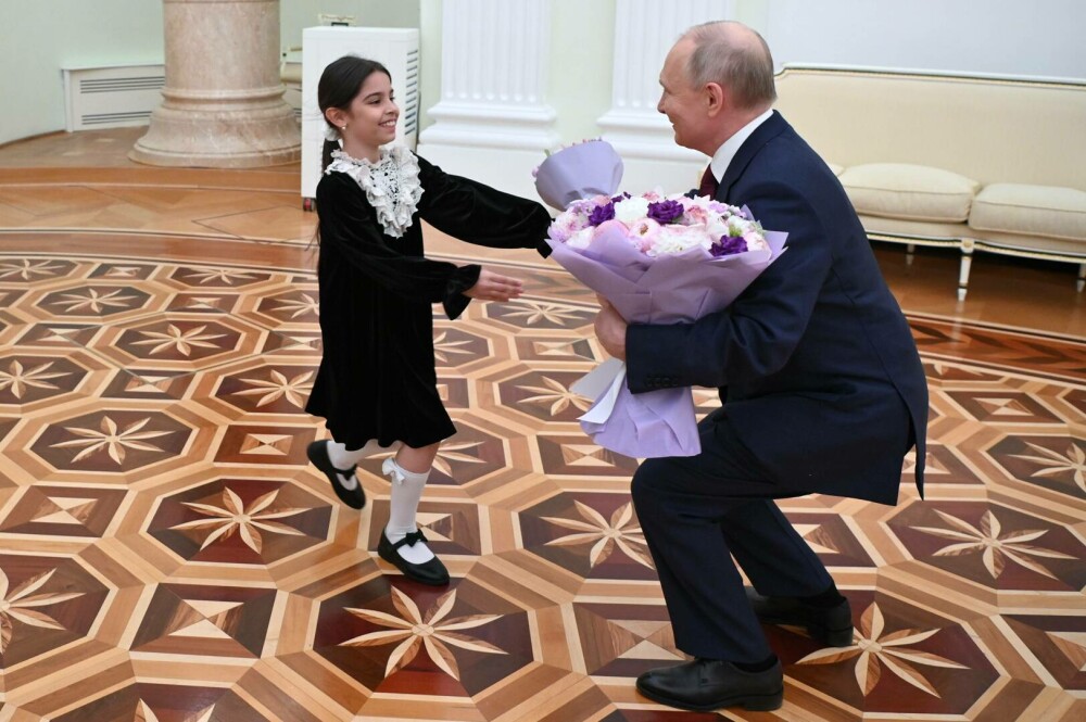 Vladimir Putin vrea să fie un „lider popular”. Motivul pentru care președintele rus s-a întâlnit cu o copilă de 8 ani | FOTO - Imaginea 5