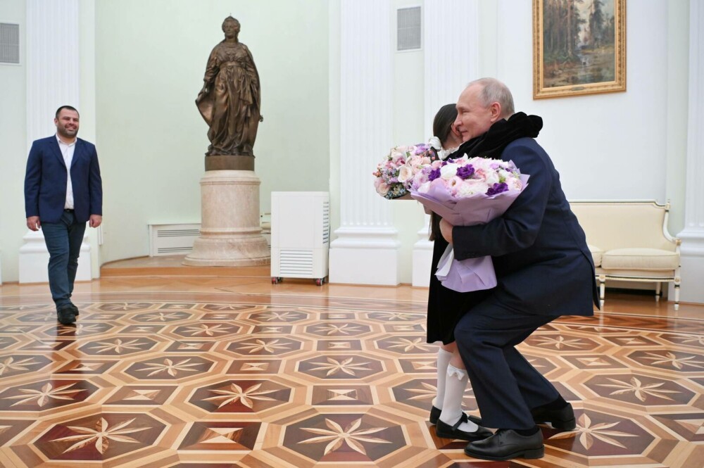 Vladimir Putin vrea să fie un „lider popular”. Motivul pentru care președintele rus s-a întâlnit cu o copilă de 8 ani | FOTO - Imaginea 6