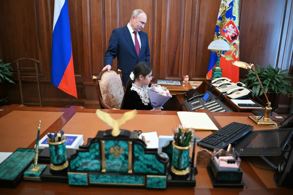 Vladimir Putin vrea să fie un „lider popular”. Motivul pentru care președintele rus s-a întâlnit cu o copilă de 8 ani | FOTO - Imaginea 8