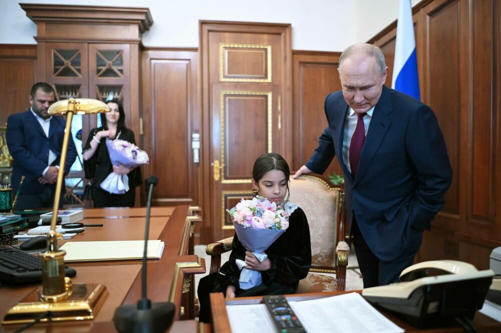 Vladimir Putin vrea să fie un „lider popular”. Motivul pentru care președintele rus s-a întâlnit cu o copilă de 8 ani | FOTO - Imaginea 9