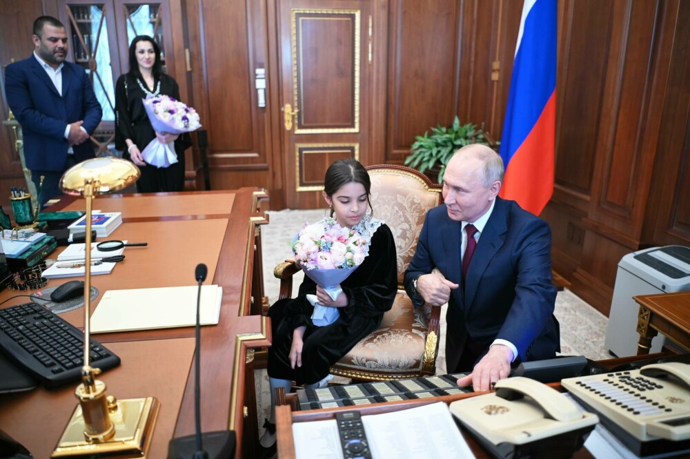 Vladimir Putin vrea să fie un „lider popular”. Motivul pentru care președintele rus s-a întâlnit cu o copilă de 8 ani | FOTO - Imaginea 10