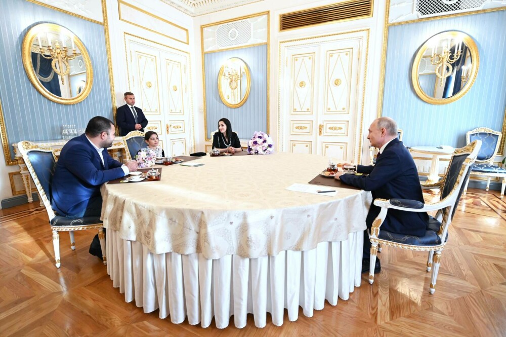 Vladimir Putin vrea să fie un „lider popular”. Motivul pentru care președintele rus s-a întâlnit cu o copilă de 8 ani | FOTO - Imaginea 11