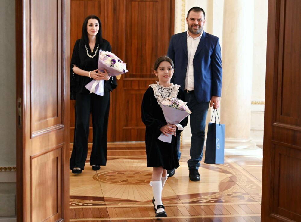Vladimir Putin vrea să fie un „lider popular”. Motivul pentru care președintele rus s-a întâlnit cu o copilă de 8 ani | FOTO - Imaginea 12
