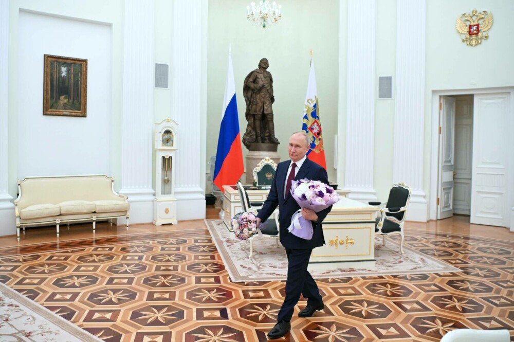 Vladimir Putin vrea să fie un „lider popular”. Motivul pentru care președintele rus s-a întâlnit cu o copilă de 8 ani | FOTO - Imaginea 13