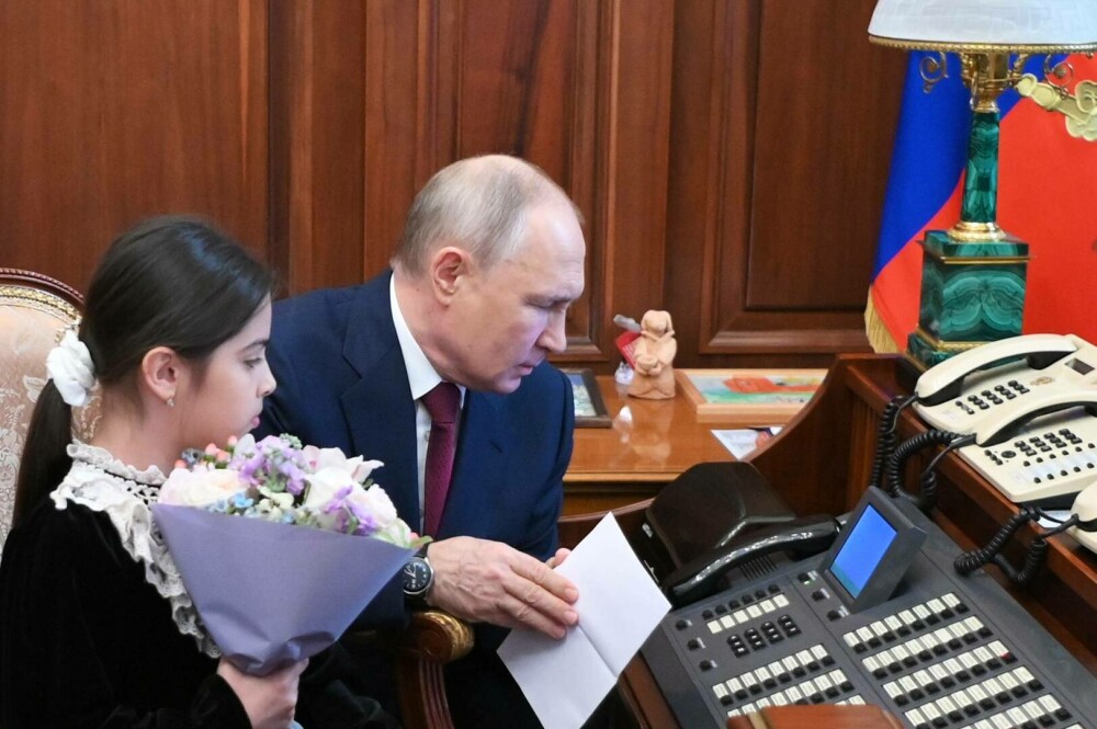 Vladimir Putin vrea să fie un „lider popular”. Motivul pentru care președintele rus s-a întâlnit cu o copilă de 8 ani | FOTO - Imaginea 14