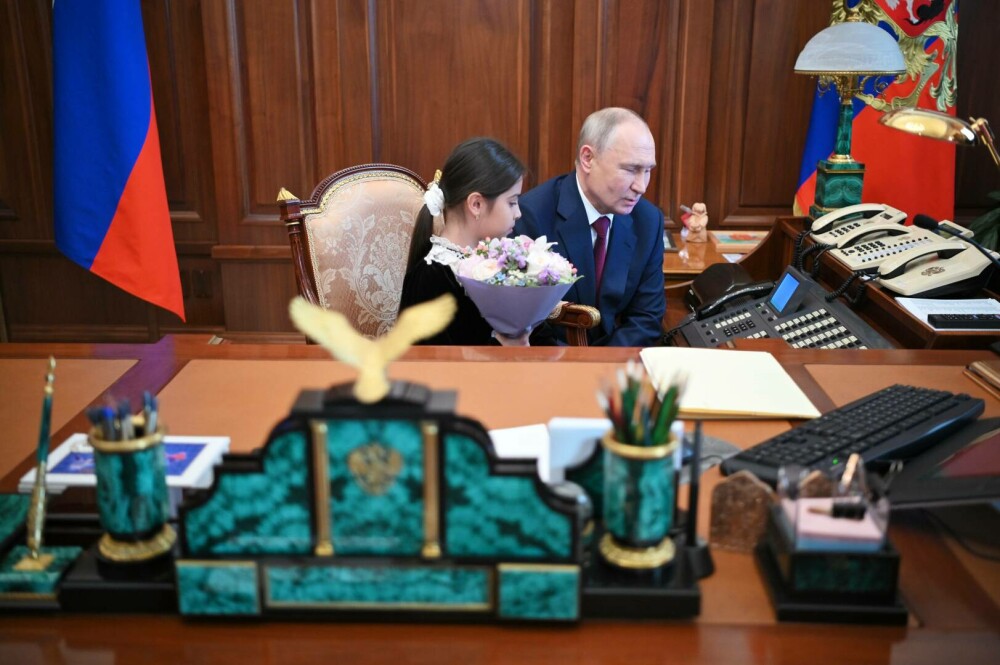 Vladimir Putin vrea să fie un „lider popular”. Motivul pentru care președintele rus s-a întâlnit cu o copilă de 8 ani | FOTO - Imaginea 16