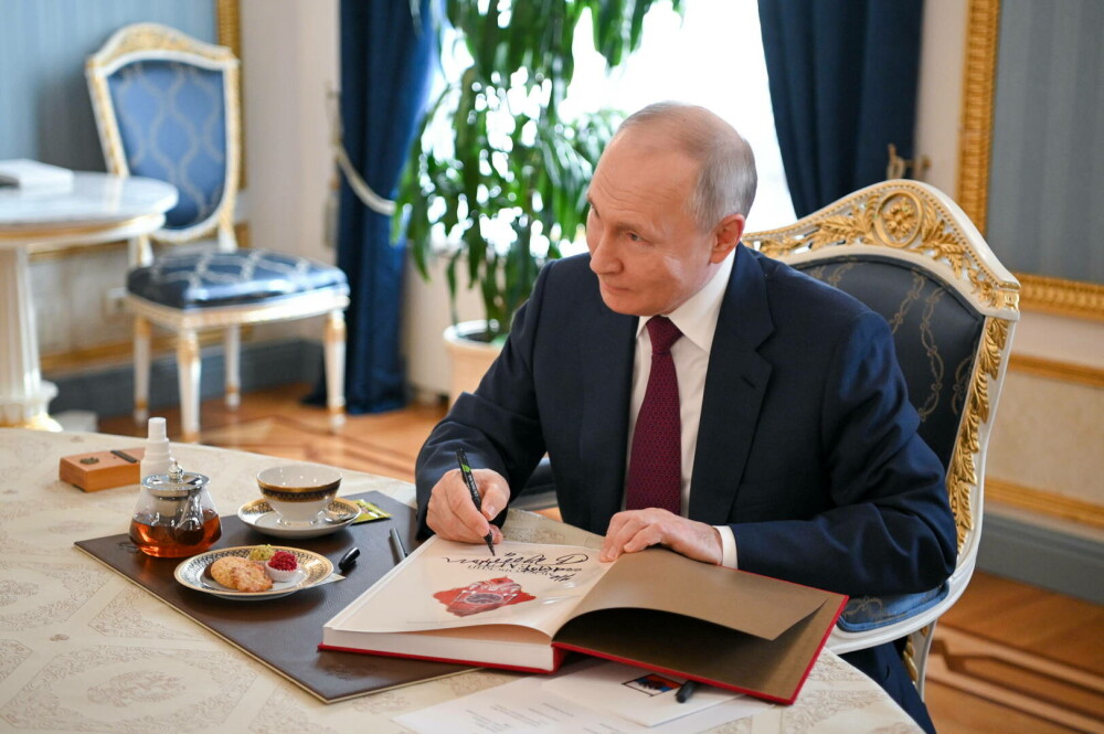 Vladimir Putin vrea să fie un „lider popular”. Motivul pentru care președintele rus s-a întâlnit cu o copilă de 8 ani | FOTO - Imaginea 18
