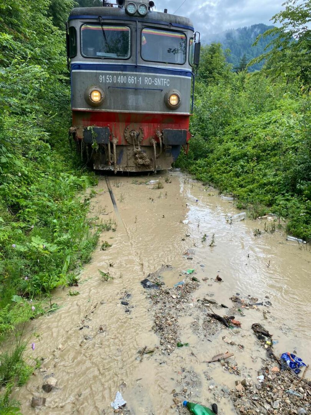 Două trenuri cu 450 de călători au fost blocate din cauza aluviunilor căzute pe calea ferată, în Suceava - Imaginea 1