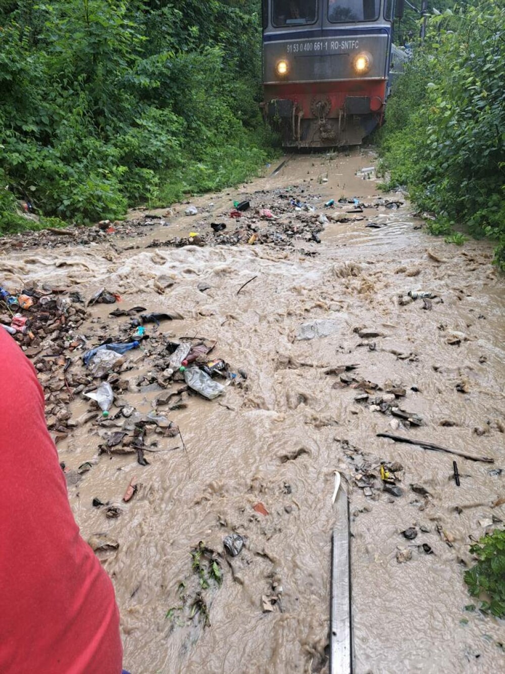 Două trenuri cu 450 de călători au fost blocate din cauza aluviunilor căzute pe calea ferată, în Suceava - Imaginea 3
