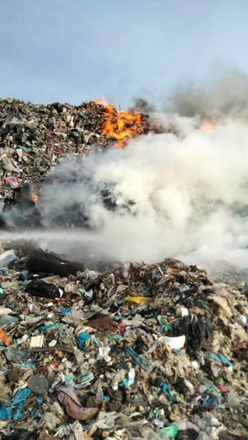 Incendiu la groapa de gunoi din Titu. A fost emis mesaj RO-Alert | GALERIE FOTO - Imaginea 1
