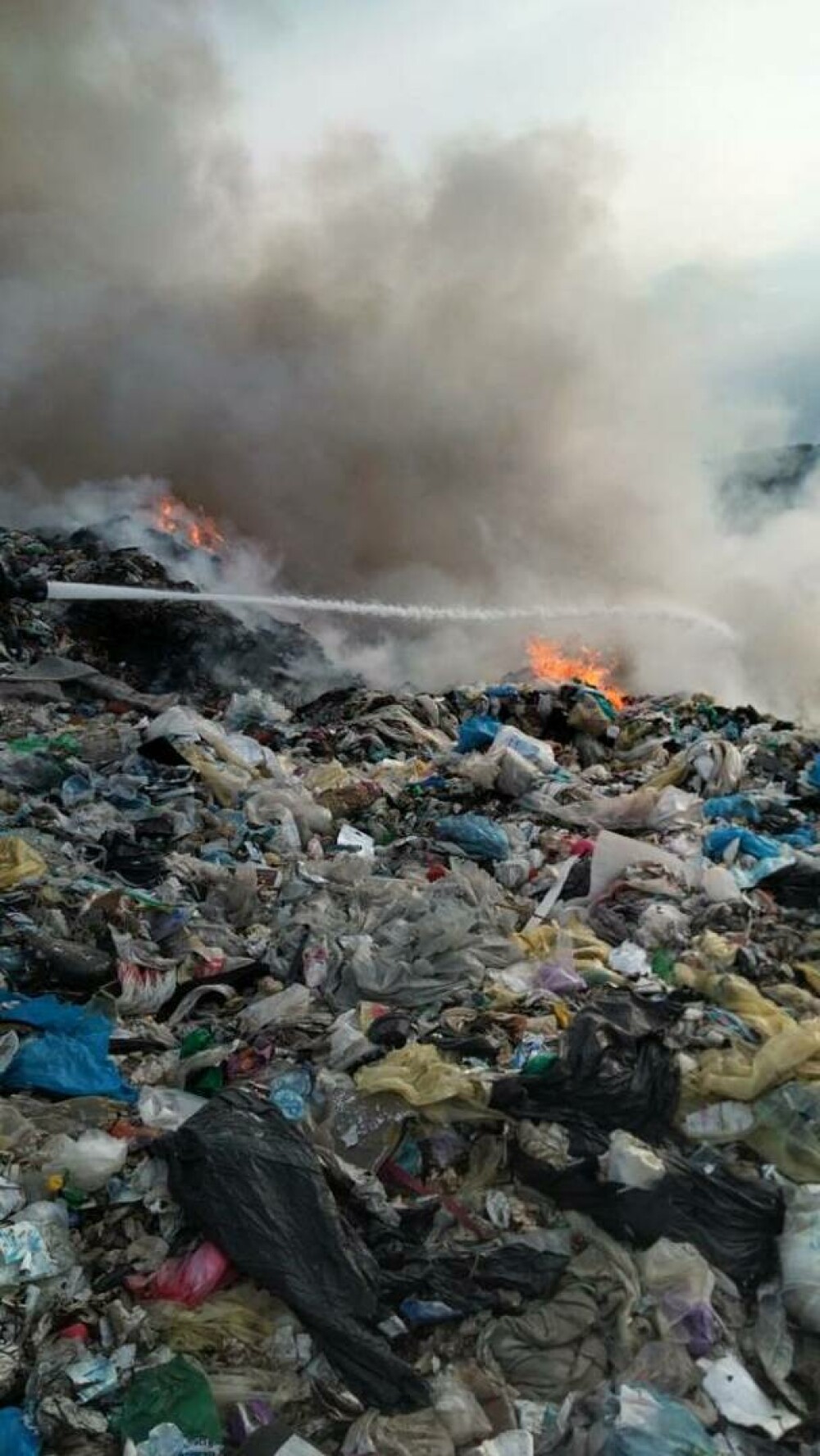 Incendiu la groapa de gunoi din Titu. A fost emis mesaj RO-Alert | GALERIE FOTO - Imaginea 3