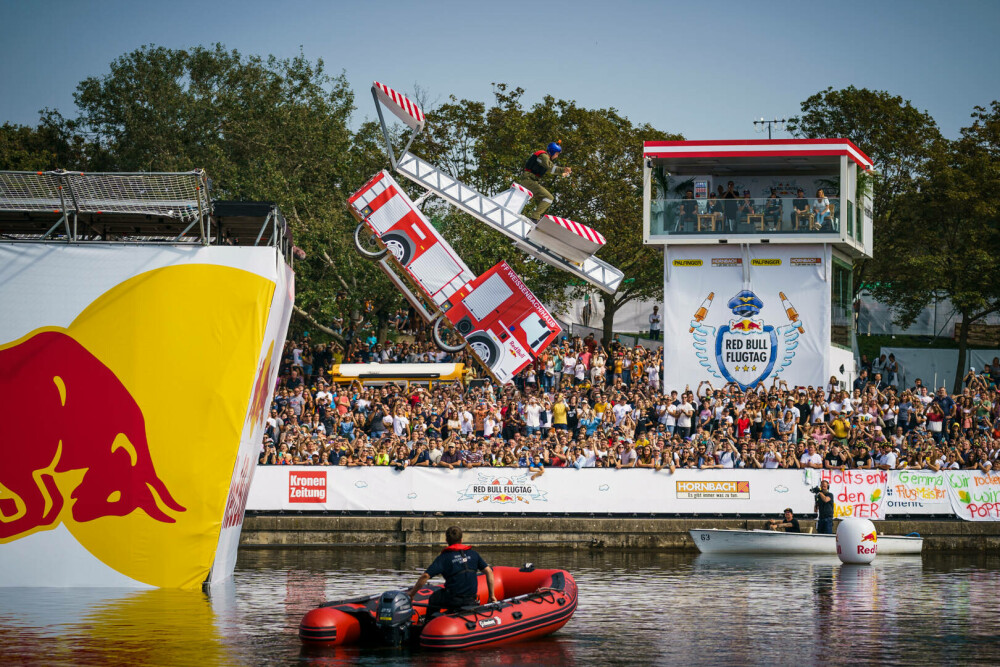 Cinci motive să participi la Red Bull Flugtag - Imaginea 5