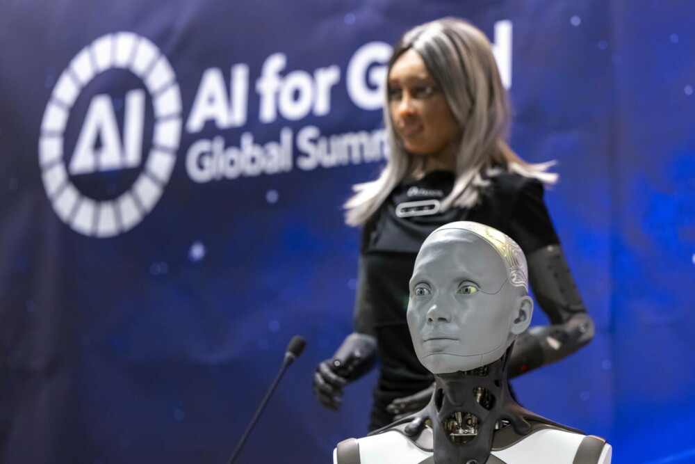 Roboţi umanoizi au afirmat într-o conferinţă ONU că pot să conducă lumea mai eficient decât oamenii - Imaginea 1