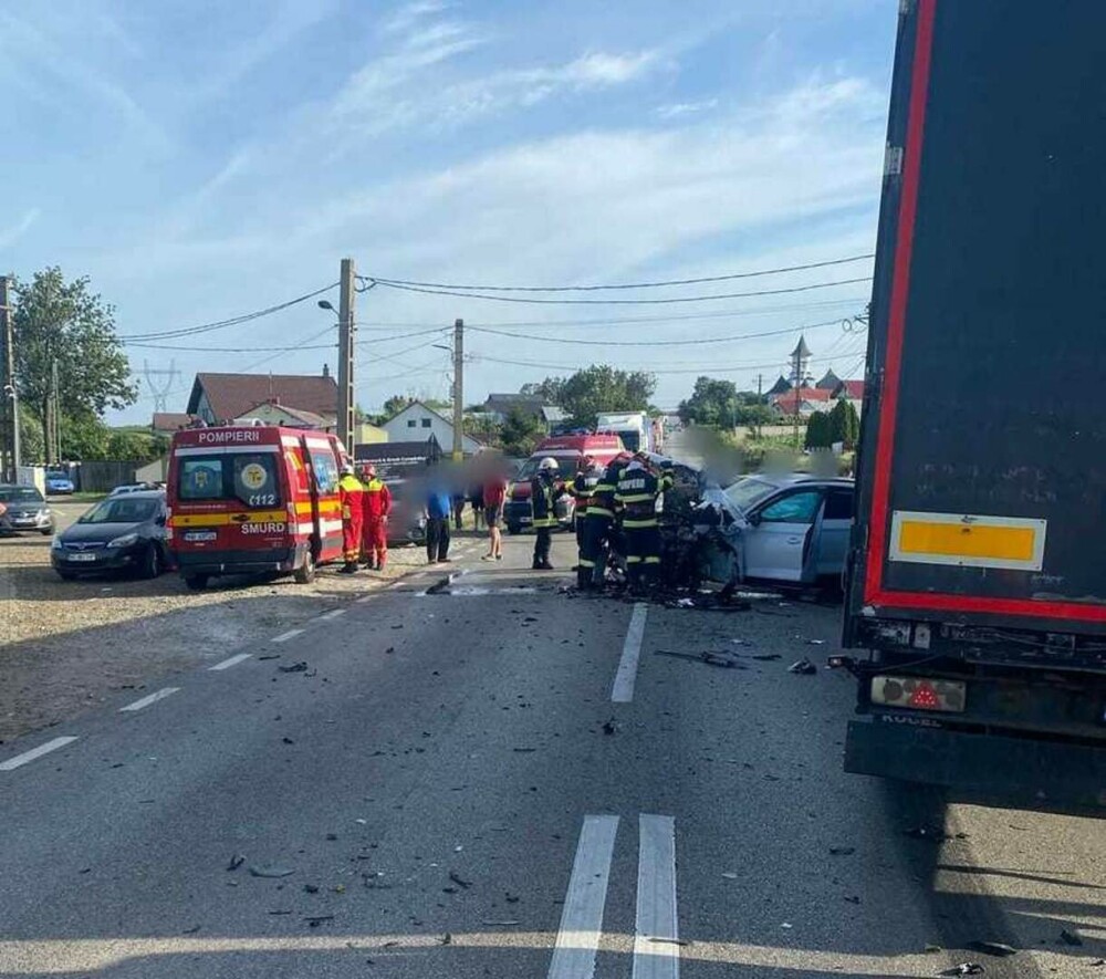 Un nou accident pe ”Drumul morții”. Patru victime după impactul dintre o mașină și două TIR-uri. FOTO - Imaginea 1