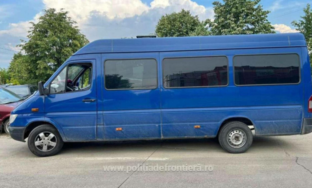 Ce au descoperit polițiștii într-un microbuz care intra în România. Șoferul este acum cercetat | FOTO - Imaginea 1