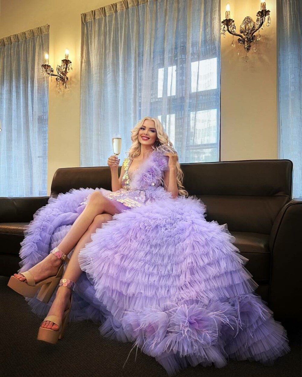 Cum arată „Barbie din viața reală”. Solista din Cehia povestește că a fost la un pas să fie „cumpărată” de un producător - Imaginea 13
