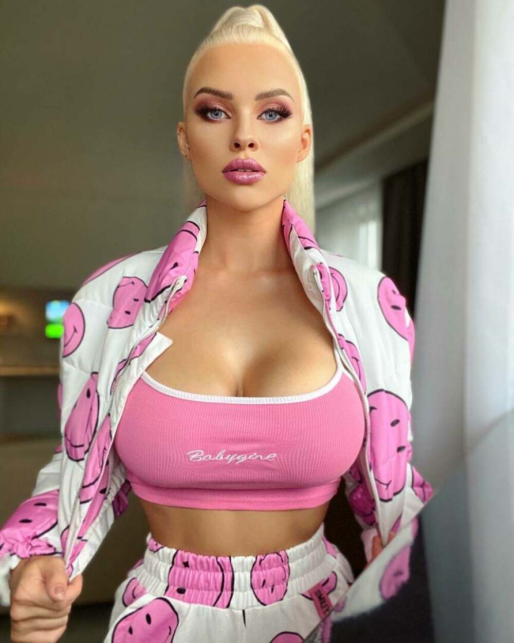 Cum arată „Barbie din viața reală”. Solista din Cehia povestește că a fost la un pas să fie „cumpărată” de un producător - Imaginea 20