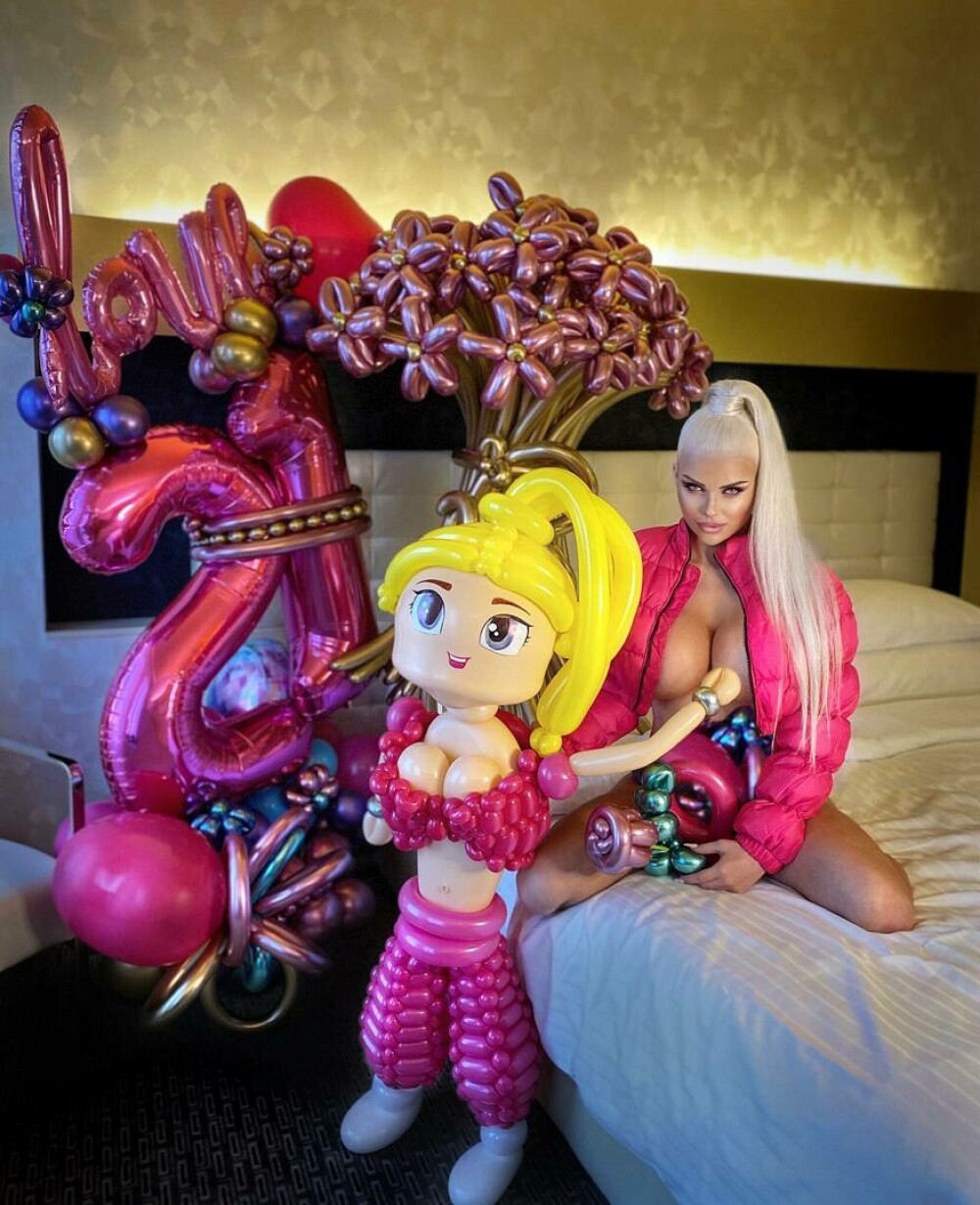 Cum arată „Barbie din viața reală”. Solista din Cehia povestește că a fost la un pas să fie „cumpărată” de un producător - Imaginea 28