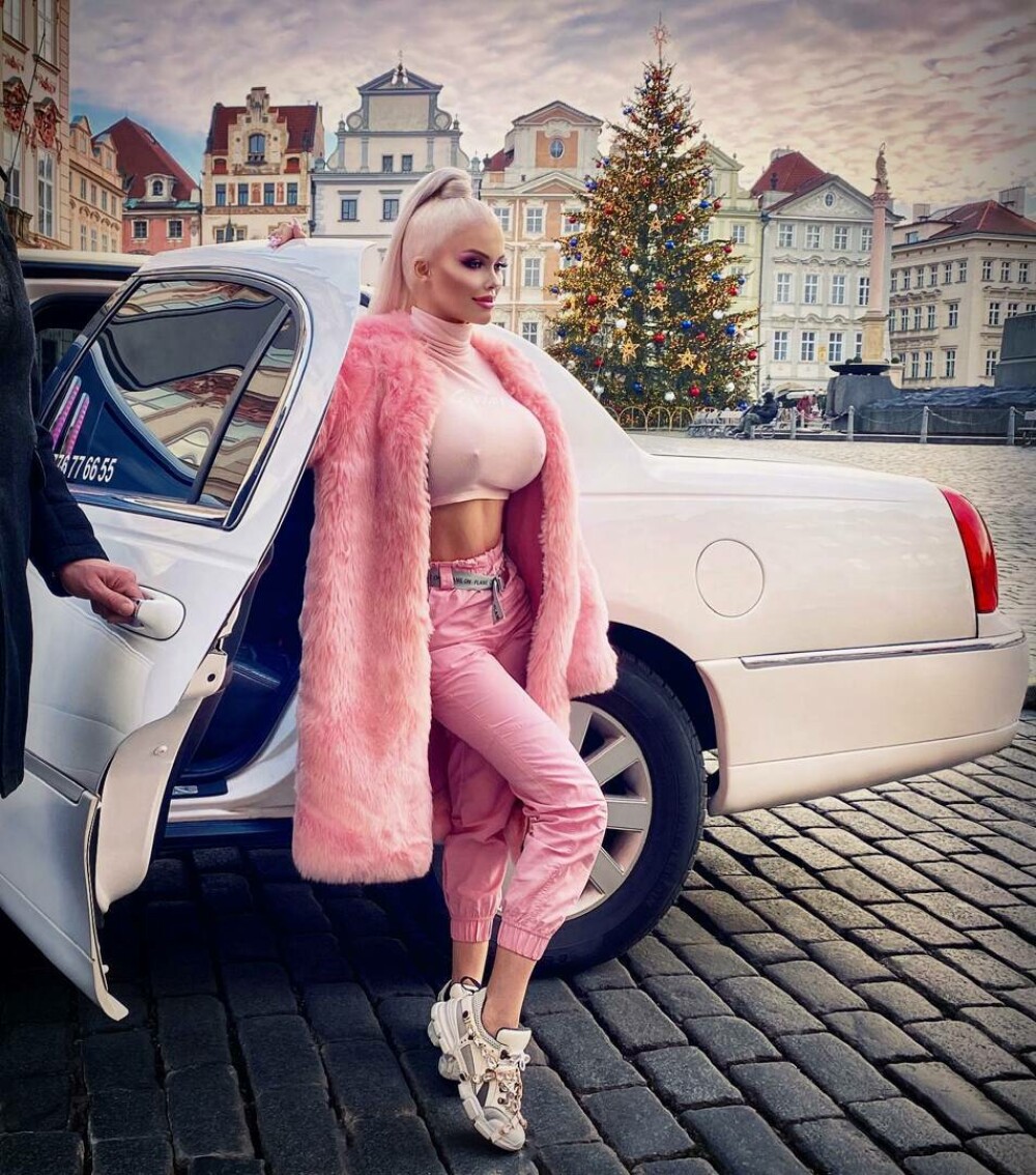 Cum arată „Barbie din viața reală”. Solista din Cehia povestește că a fost la un pas să fie „cumpărată” de un producător - Imaginea 29