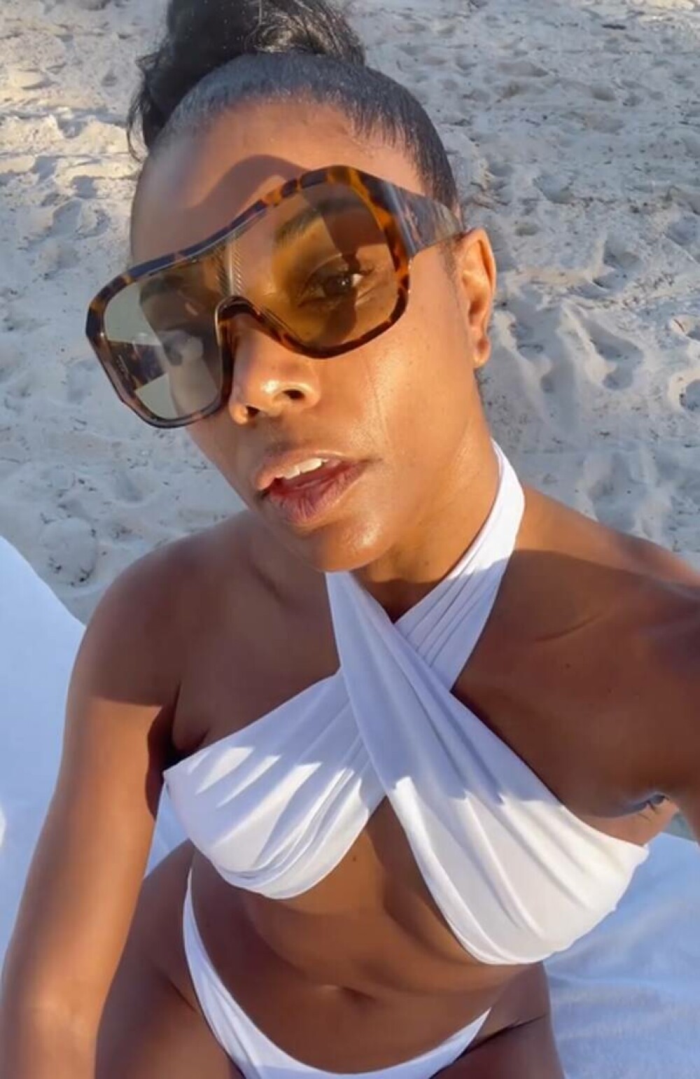 Actrița Gabrielle Union, criticată pentru că se expune în bikini la 50 de ani. Cum i-a răspuns unui fan. GALERIE FOTO - Imaginea 5