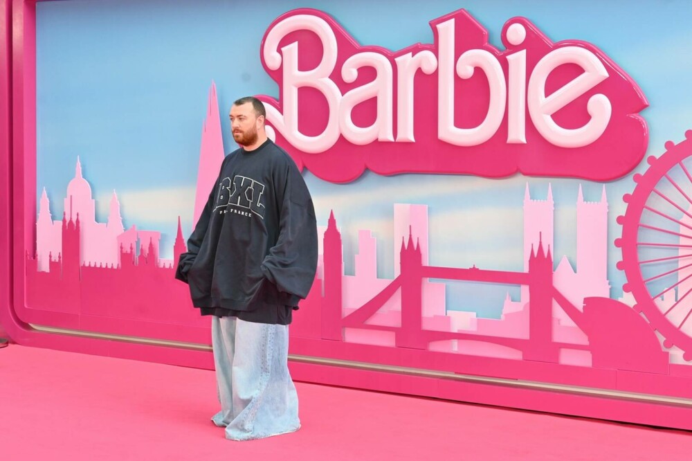 Sam Smith și ținuta excentrică cu care s-a afișat la premiera filmului „Barbie