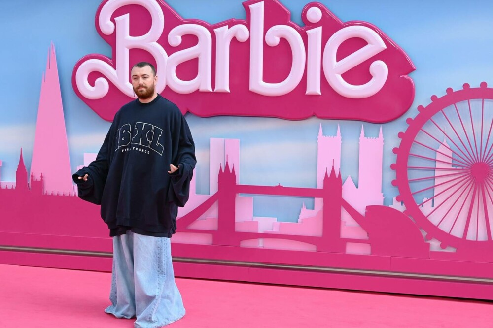 Sam Smith și ținuta excentrică cu care s-a afișat la premiera filmului „Barbie