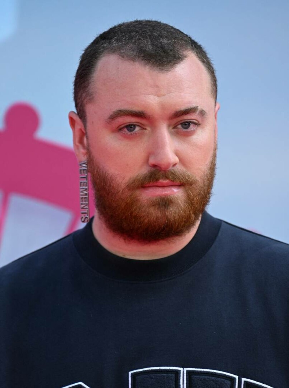 Sam Smith și ținuta excentrică cu care s-a afișat la premiera filmului „Barbie