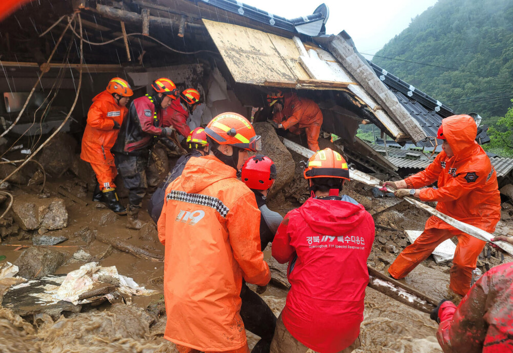Bilanțul victimelor alunecărilor de teren din Coreea de Sud este în creștere | FOTO - Imaginea 1