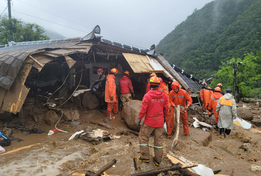 Bilanțul victimelor alunecărilor de teren din Coreea de Sud este în creștere | FOTO - Imaginea 5