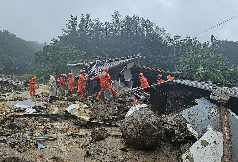 Bilanțul victimelor alunecărilor de teren din Coreea de Sud este în creștere | FOTO - Imaginea 6