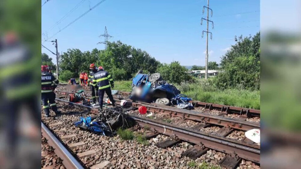 Două fetițe și părinții lor au murit la o trecere de cale ferată. Femeia însărcinată a crezut că are timp să treacă cu mașina - Imaginea 5