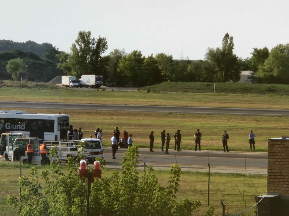 Amenințarea cu bombă de la bordul avionului care a aterizat de urgență pe Aeroportul Otopeni nu se confirmă - Imaginea 1
