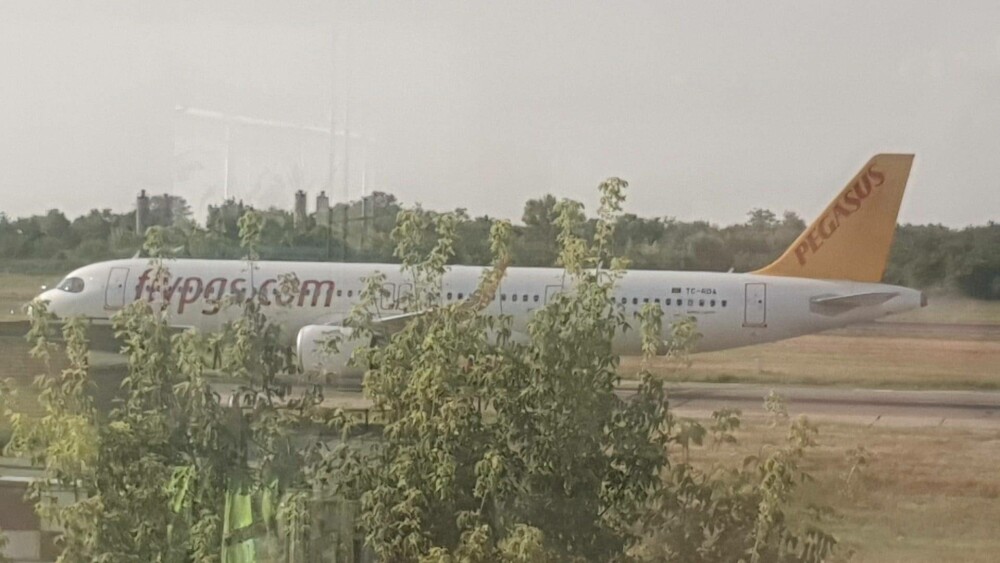 Amenințarea cu bombă de la bordul avionului care a aterizat de urgență pe Aeroportul Otopeni nu se confirmă - Imaginea 3