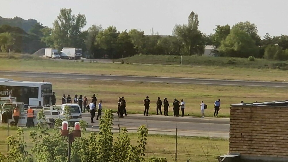 Amenințarea cu bombă de la bordul avionului care a aterizat de urgență pe Aeroportul Otopeni nu se confirmă - Imaginea 5
